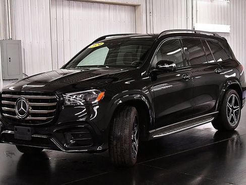 Used 2024 Mercedes-Benz GLS 450 4MATIC image 3