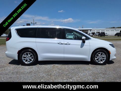Used 2023 Chrysler Voyager LX FWD image 2