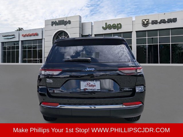 Used 2023 Jeep Grand Cherokee Laredo RWD image 4