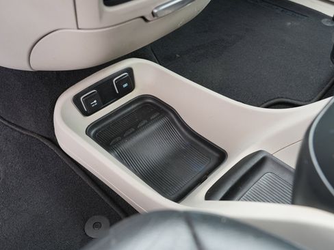 Used 2017 Chrysler Pacifica Touring-L FWD image 28