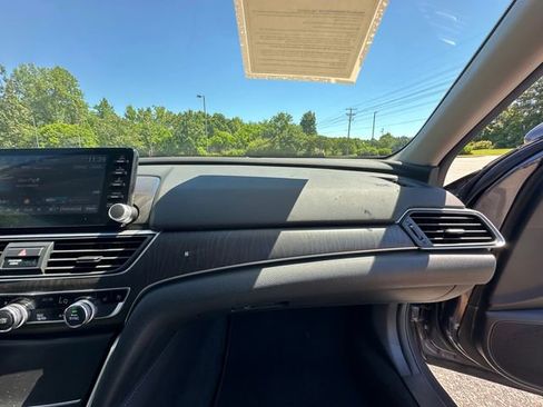 Used 2018 Honda Accord Touring image 16