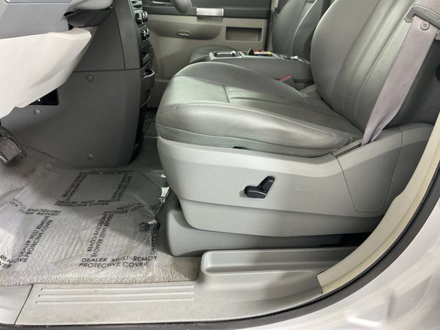 Used 2008 Chrysler Town & Country Touring FWD image 14