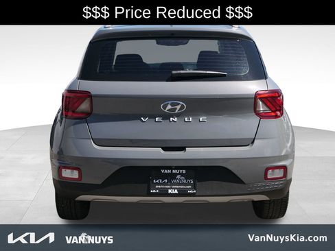Used 2023 Hyundai Venue SEL FWD image 5