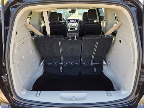 Used 2024 Chrysler Pacifica Limited FWD image 13