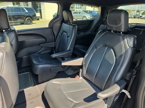 Used 2020 Chrysler Pacifica Touring-L w/ Advanced Safetytec Group FWD image 14