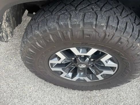 Used 2022 Toyota Tacoma TRD Off-Road AWD/4WD image 11