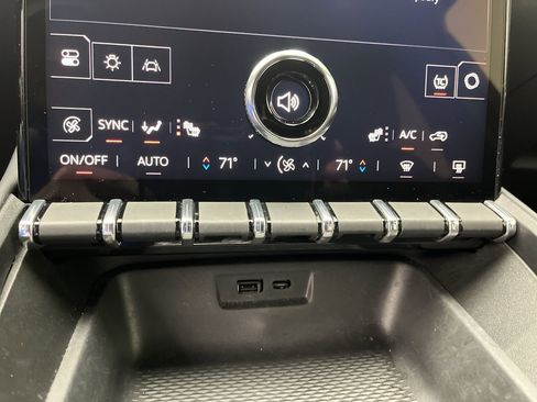 Certified 2025 GMC Terrain Elevation w/ Elevation Premium Package image 24