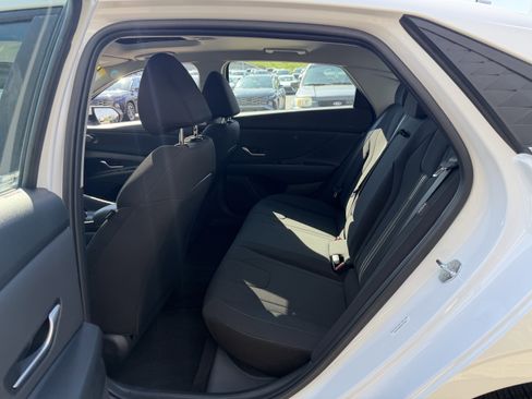 Certified 2025 Hyundai Elantra SEL FWD image 21