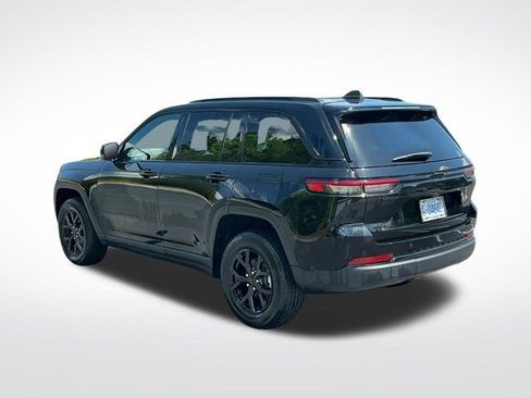 Used 2025 Jeep Grand Cherokee Altitude AWD/4WD image 4