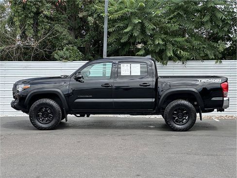 Used 2017 Toyota Tacoma TRD Off-Road w/ Tow Package (A/T) AWD/4WD image 13