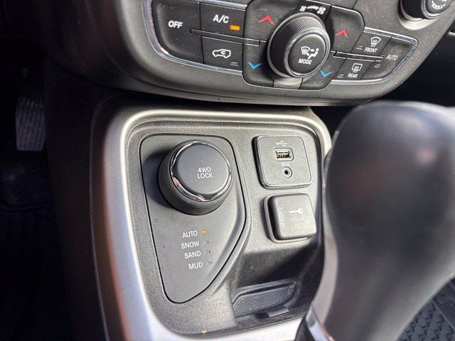 Used 2018 Jeep Compass Latitude w/ Popular Equipment Group AWD/4WD image 17