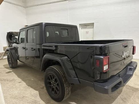 Used 2023 Jeep Gladiator Overland AWD/4WD image 4