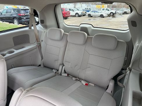 Used 2009 Chrysler Town & Country Touring FWD image 16