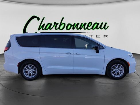 Used 2025 Chrysler Pacifica Select FWD image 6