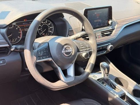 Used 2025 Nissan Altima 2.5 SV FWD image 16