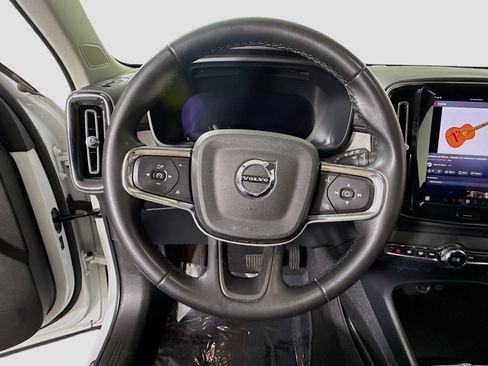 Used 2023 Volvo XC40 B5 Plus image 13