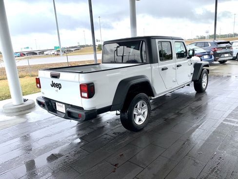 Used 2023 Jeep Gladiator Sport image 5