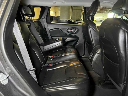 Used 2019 Jeep Cherokee Latitude Plus FWD image 13