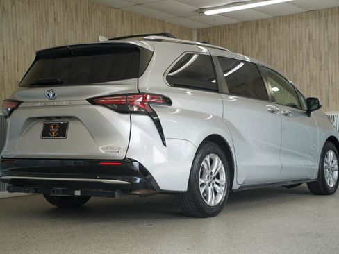 Used 2021 Toyota Sienna Platinum AWD/4WD image 10