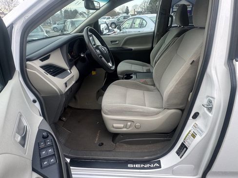 Used 2015 Toyota Sienna LE image 24