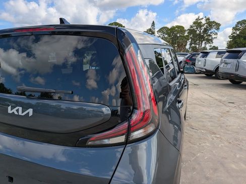 Certified 2025 Kia Soul LX w/ LX Technology Package FWD image 11