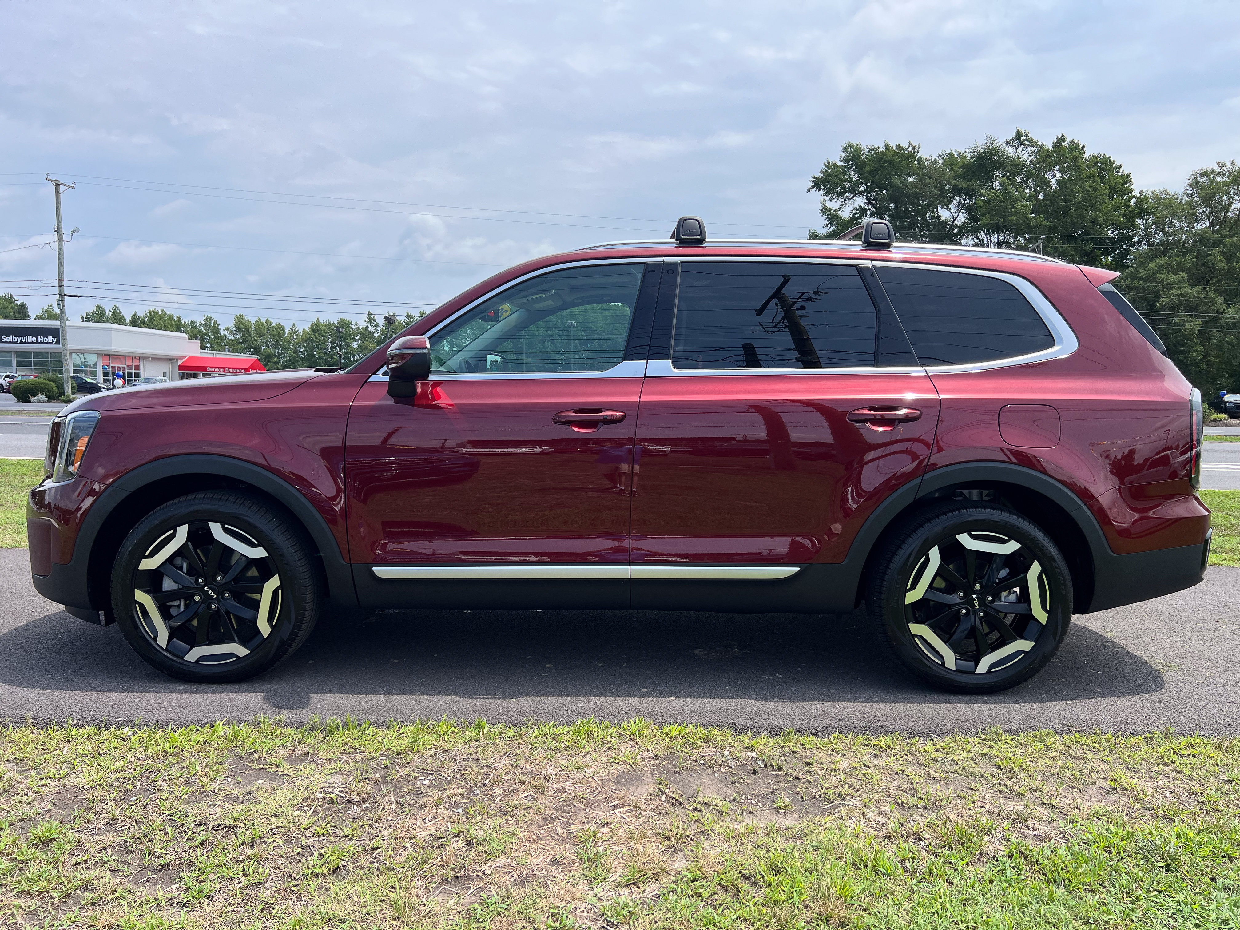 Used 2024 Kia Telluride EX w/ EX Captain's Chair Package AWD/4WD image 2