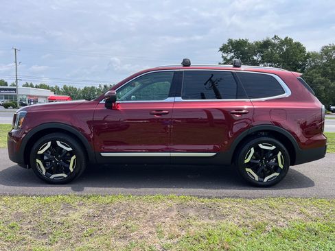 Used 2024 Kia Telluride EX w/ EX Captain's Chair Package AWD/4WD image 2