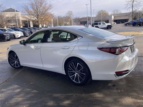 Used 2025 Lexus ES 300h w/ Premium Package image 4