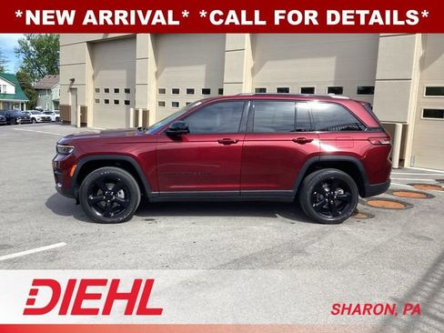 Used 2023 Jeep Grand Cherokee Limited w/ Luxury Tech Group II AWD/4WD image 3