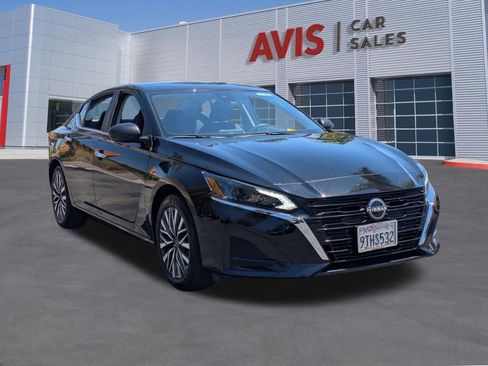 Used 2025 Nissan Altima 2.5 SV FWD image 3