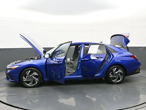 Certified 2025 Hyundai Elantra Sport image 46