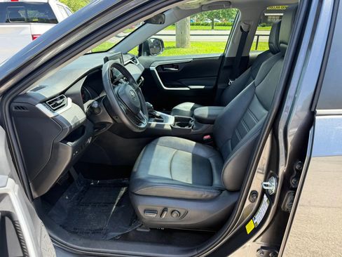 Used 2019 Toyota RAV4 XLE Premium FWD image 16