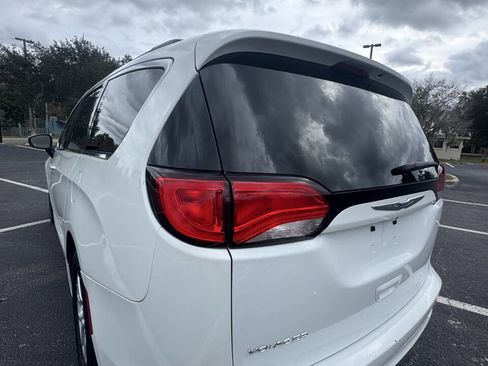 Used 2020 Chrysler Voyager Lxi image 4