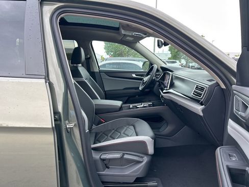 Used 2025 Volkswagen Atlas Peak Edition SE image 35