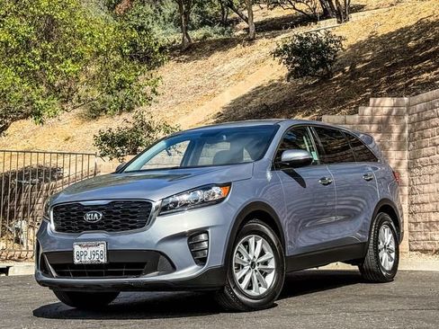 Used 2020 Kia Sorento LX FWD image 2
