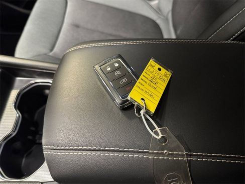 Used 2025 Jeep Grand Cherokee Laredo w/ Luxury Tech Group I image 32