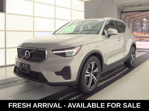 Used 2025 Volvo XC40 B5 Core image 4