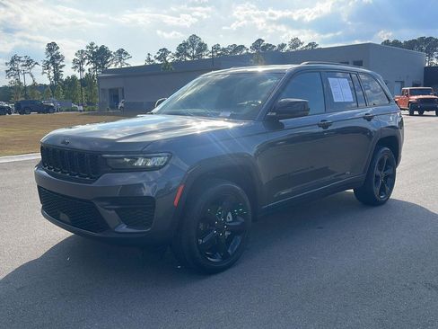 Used 2023 Jeep Grand Cherokee Altitude image 3