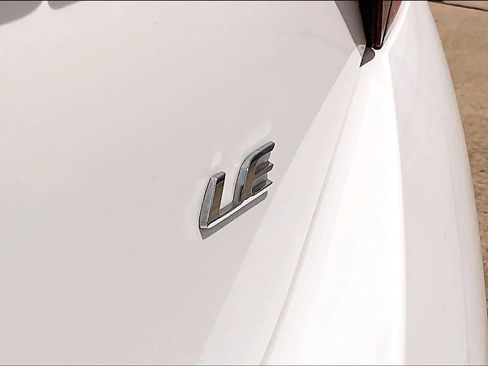 Used 2018 Toyota Corolla LE FWD image 19
