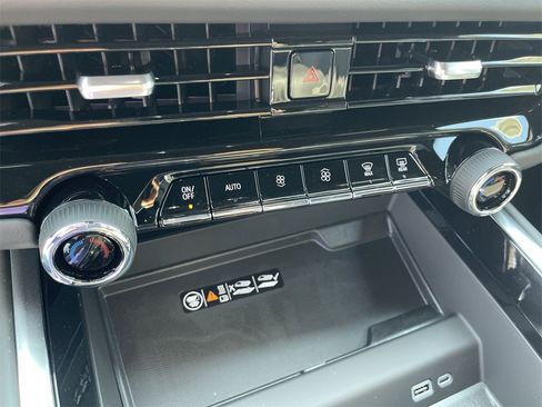 New 2025 Chevrolet Suburban Premier image 19