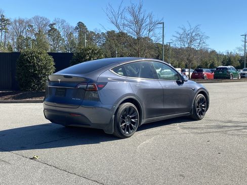 Used 2022 Tesla Model Y Long Range image 3