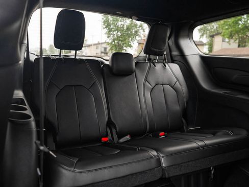 New 2026 Chrysler Pacifica Select image 12