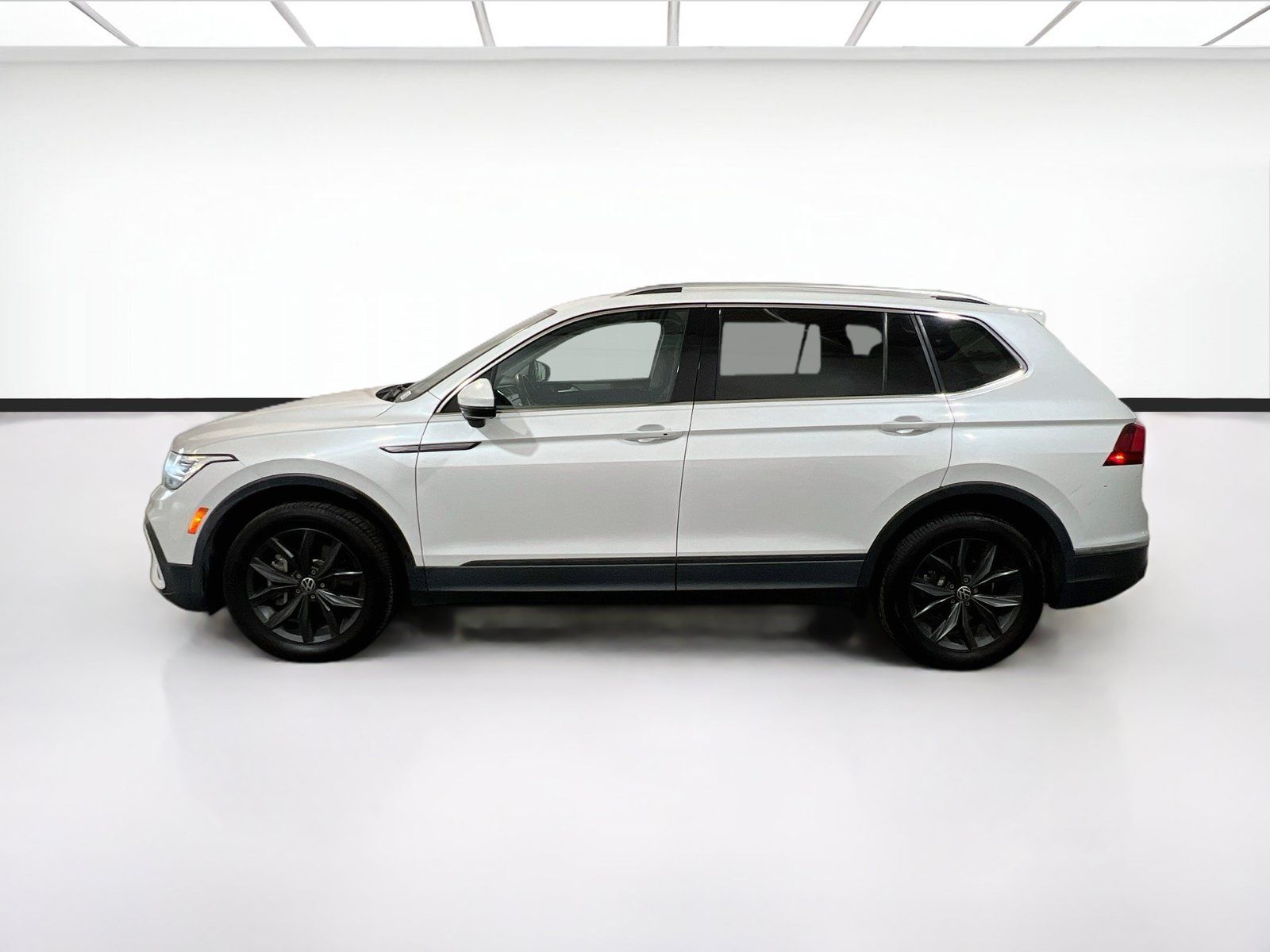 Used 2023 Volkswagen Tiguan SE FWD image 23