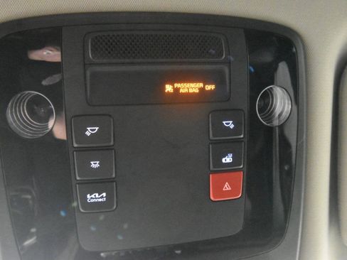 Used 2024 Kia Carnival EX FWD image 25