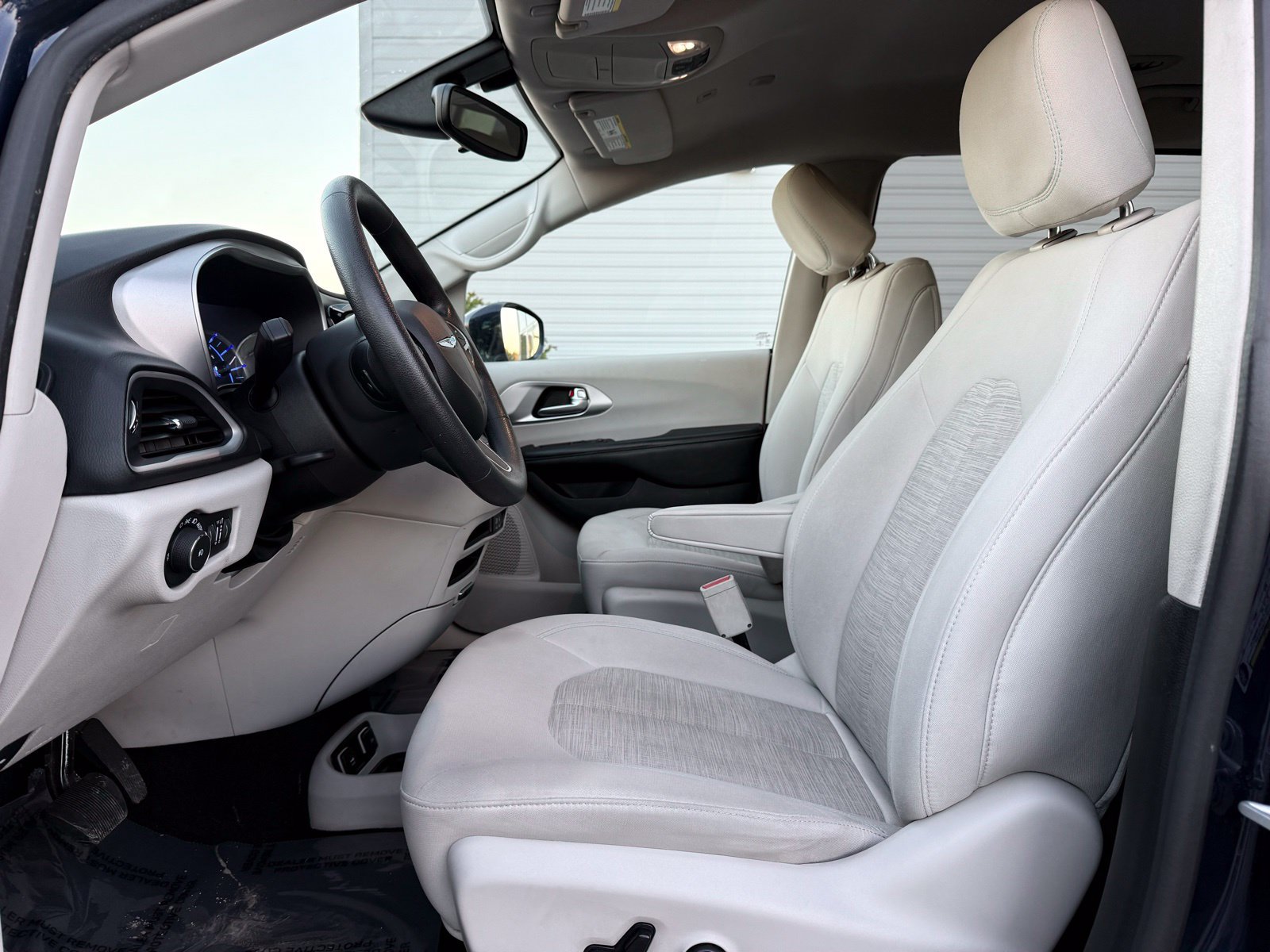 Used 2018 Chrysler Pacifica Touring Plus FWD image 17