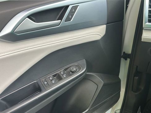 Used 2025 Volkswagen Taos SE w/ Panoramic Sunroof Package FWD image 23