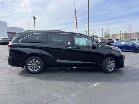 New 2026 Toyota Sienna XLE image 2
