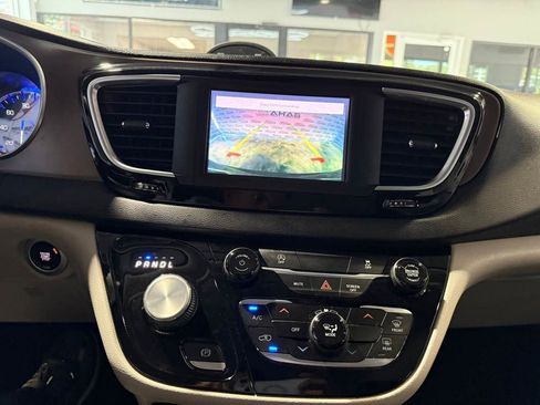 Used 2022 Chrysler Voyager LX image 24