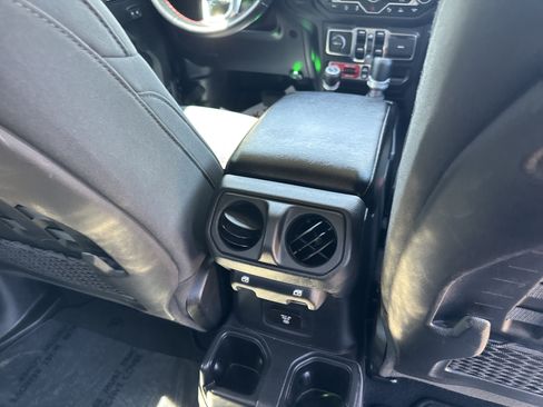 Used 2021 Jeep Gladiator Rubicon AWD/4WD image 15