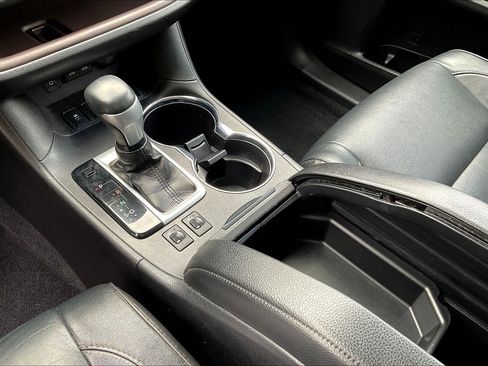 Used 2018 Toyota Highlander XLE AWD/4WD image 18